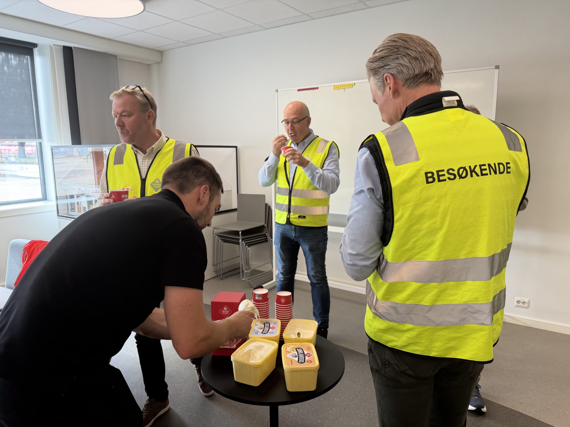 Obligatorisk isspising på besøk hos Hennig-Olsen Is. 